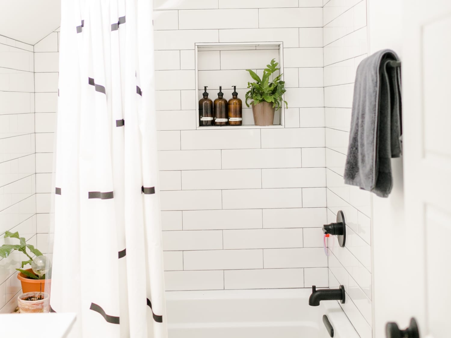 Replacing caulk online around tub